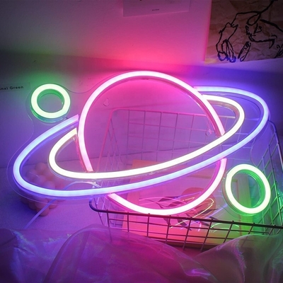 Transforme o seu quarto num espaço fresco e elegante com a luz LED do nosso sinal planetário de néon