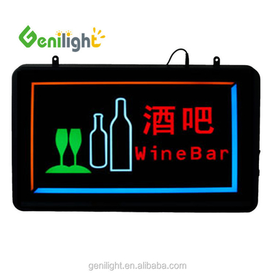 As faixas de LED iluminam um bar de vinhos atraente com clientes animados dinâmicos e sinal ABS